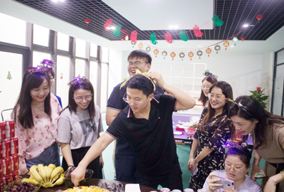 八月集體生日會(huì) | 與久違的祝?；馃嵯嘧? /></a>
                        </div>
                        <div   id=