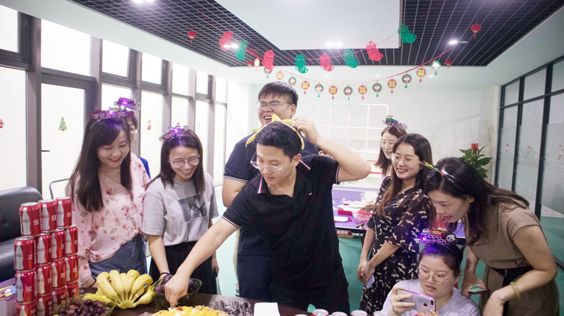 八月集體生日會 | 與久違的祝?；馃嵯嘧?  src="/uploads/allimg/210903/1-210Z3141000F3.jpg" /></p>
<p>“云天收夏色，木葉動秋聲?！绷⑶镫m已過，仲夏的熱情卻并未減退半分。8月11日，在這驕陽似火、蟬聲陣陣的日子里，寶開在企業(yè)總部活動室舉辦新一期集體生日會，為8-9月生日的伙伴慶生。</p>
<p><img alt=